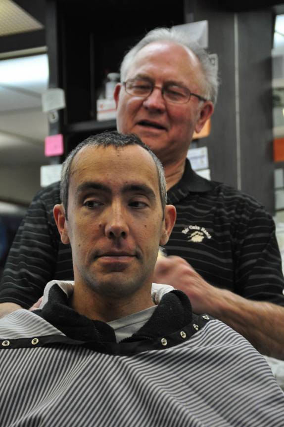 De cara limpa após sessão em barbearia de Fredericksburg, no Texas, nos Estados Unidos
